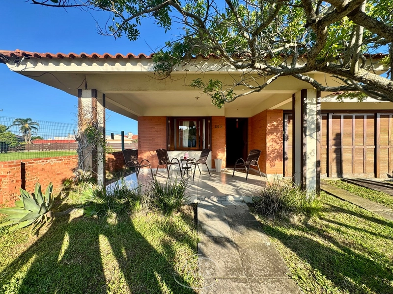 Casa à venda em Atlântida com 3 dormitórios e suíte