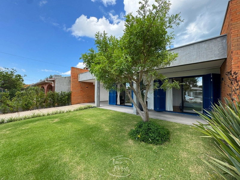 Casa retrofit mobiliada decorada a poucos metros do mar no Centro de X