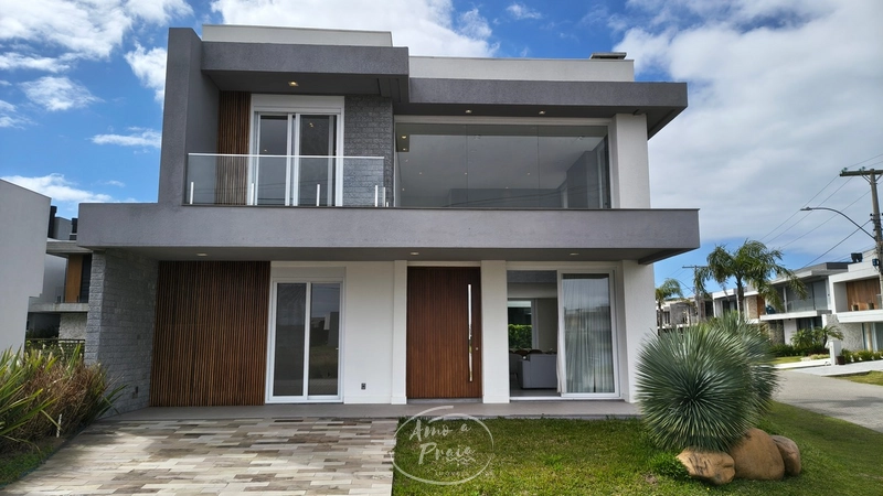 Sobrado à Venda em Xangri-Lá | 230m², 4 Suítes, Vista ente Lago: 1ª foto da galeria de imagens do imóvel