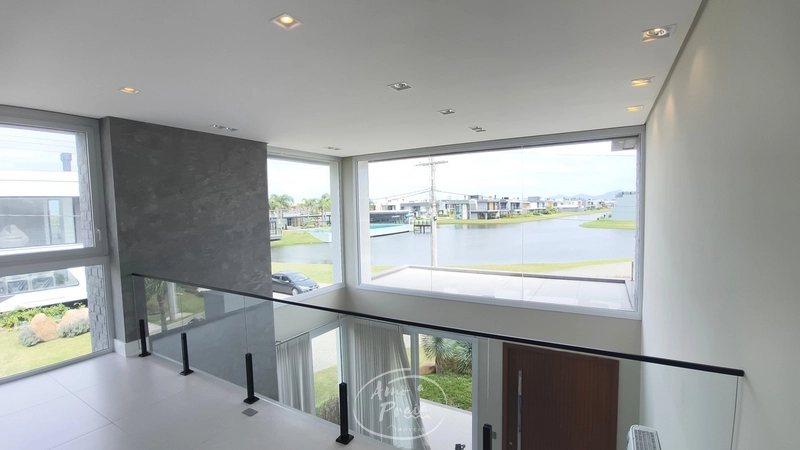 Sobrado à Venda em Xangri-Lá | 230m², 4 Suítes, Vista ente Lago: 4ª foto da galeria de imagens do imóvel