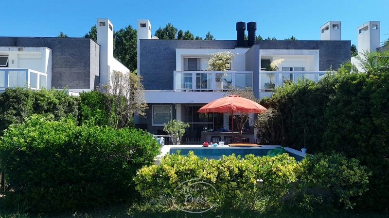 Casa Beira-Lago à Venda no Condomínio Rossi Atlântida | 4 Dormitórios