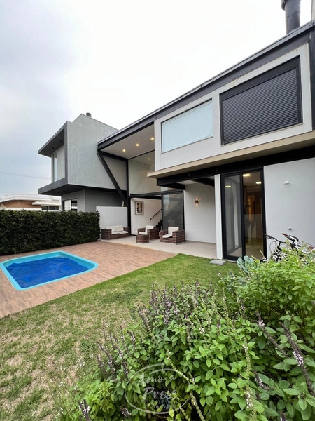 Casa com piscina aquecida à venda em Xangri-Lá | 3 suítes: 1ª foto da galeria de imagens do imóvel