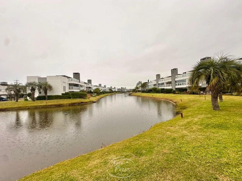 Casa Beira-Lago à Venda no Condomínio Rossi Atlântida | 4 Dormitórios