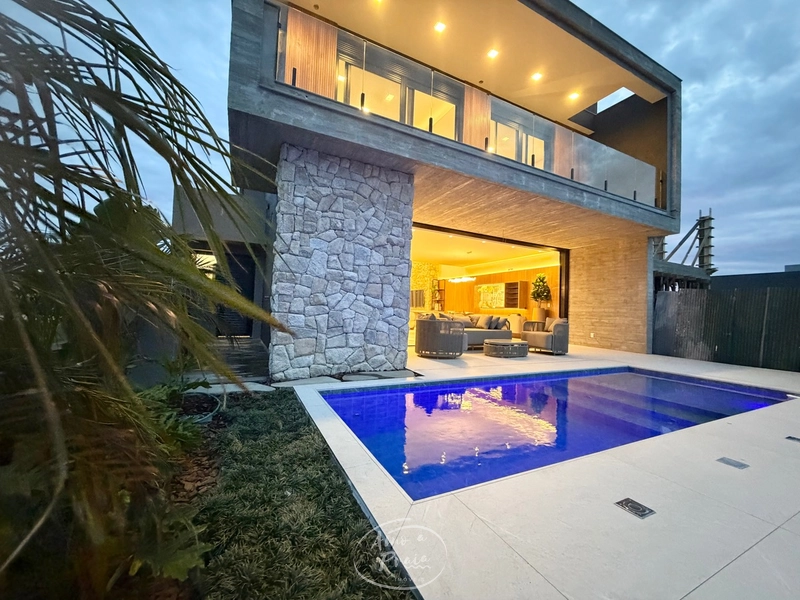 Casa Beira-Lago à Venda | 4 Suítes, 259m², Piscina e Vista Permanente: 14ª foto da galeria de imagens do imóvel