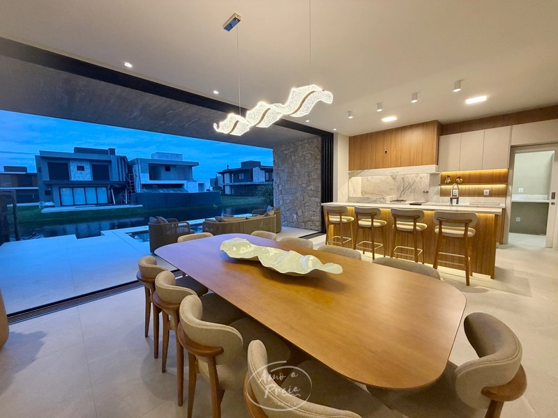 Casa Beira-Lago à Venda | 4 Suítes, 259m², Piscina e Vista Permanente: 27ª foto da galeria de imagens do imóvel