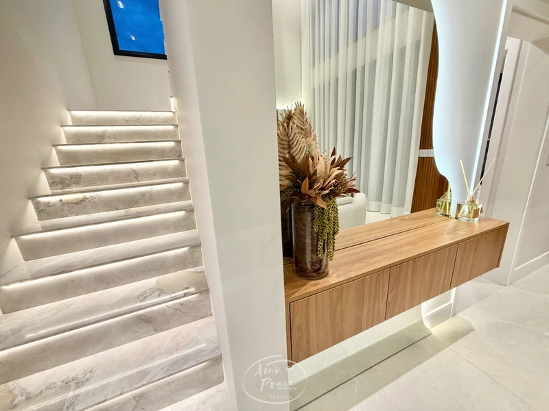 Casa Beira-Lago à Venda | 4 Suítes, 259m², Piscina e Vista Permanente: 9ª foto da galeria de imagens do imóvel
