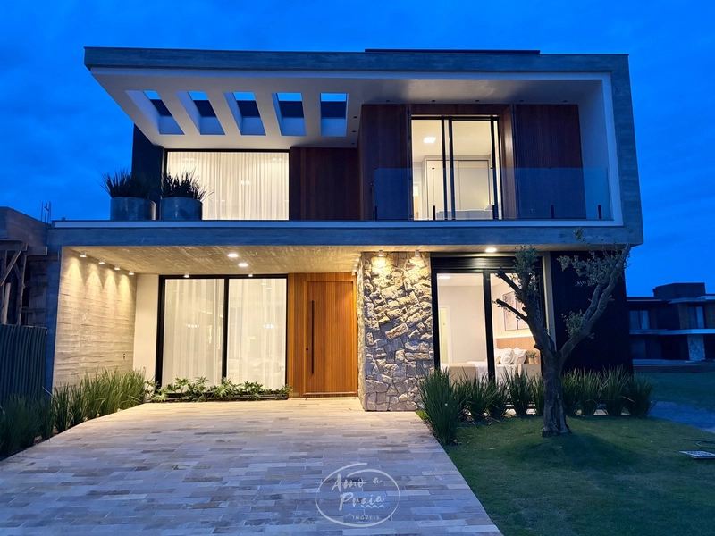 Casa Beira-Lago à Venda | 4 Suítes, 259m², Piscina e Vista Permanente