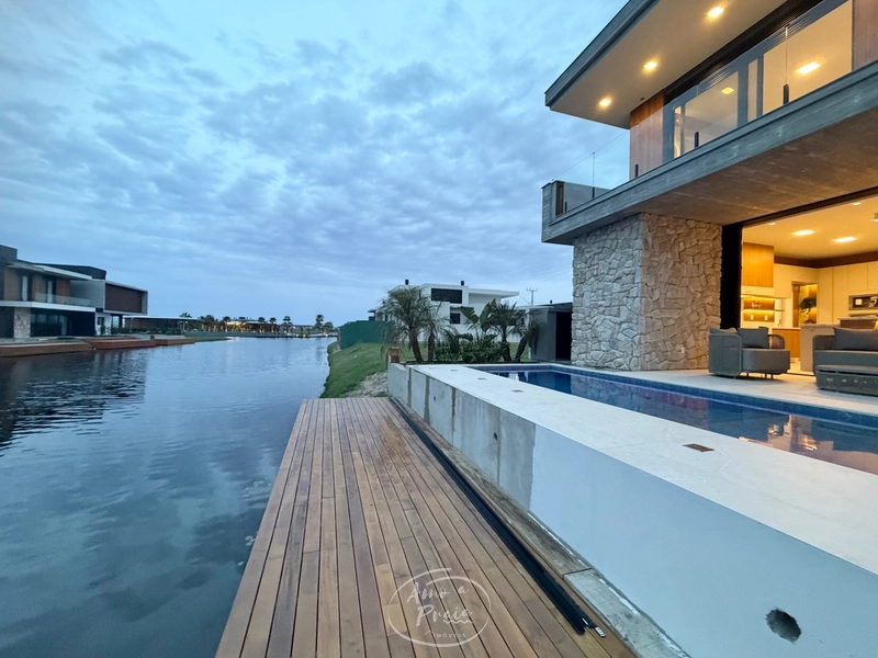 Casa Beira-Lago à Venda | 4 Suítes, 259m², Piscina e Vista Permanente: 16ª foto da galeria de imagens do imóvel
