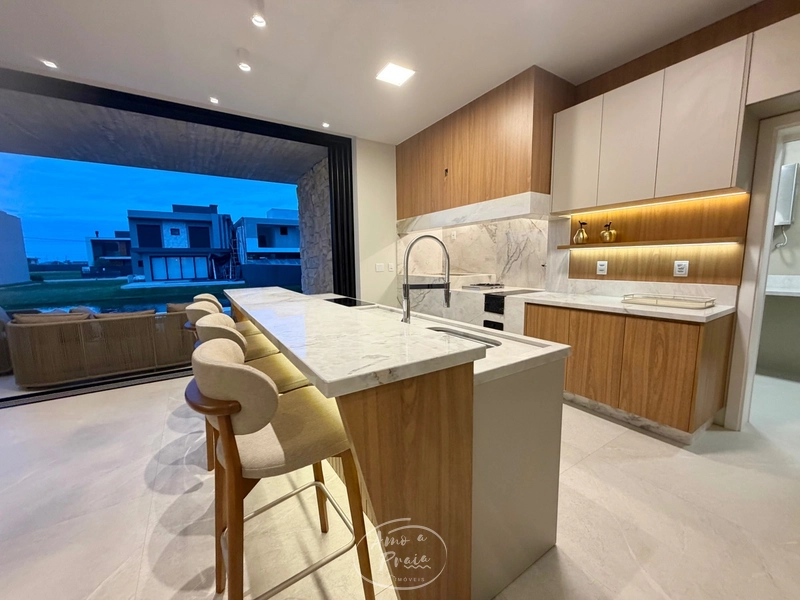 Casa Beira-Lago à Venda | 4 Suítes, 259m², Piscina e Vista Permanente: 25ª foto da galeria de imagens do imóvel