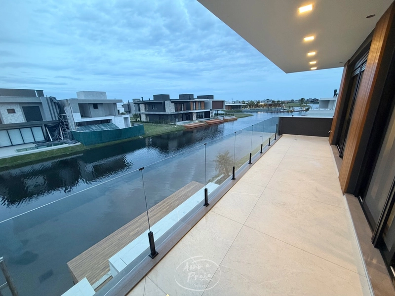 Casa Beira-Lago à Venda | 4 Suítes, 259m², Piscina e Vista Permanente: 45ª foto da galeria de imagens do imóvel
