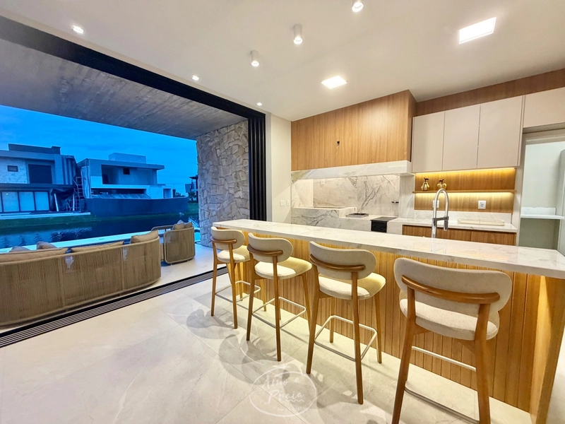 Casa Beira-Lago à Venda | 4 Suítes, 259m², Piscina e Vista Permanente: 26ª foto da galeria de imagens do imóvel