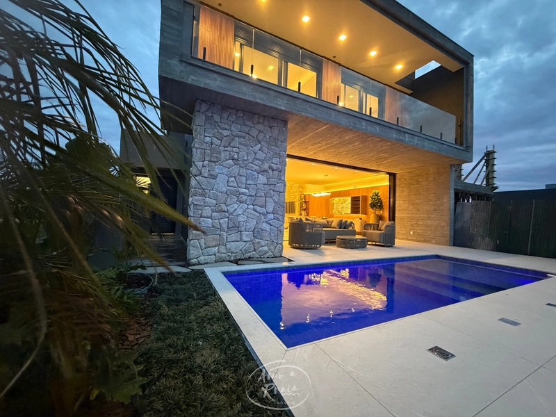Casa Beira-Lago à Venda | 4 Suítes, 259m², Piscina e Vista Permanente: 5ª foto da galeria de imagens do imóvel