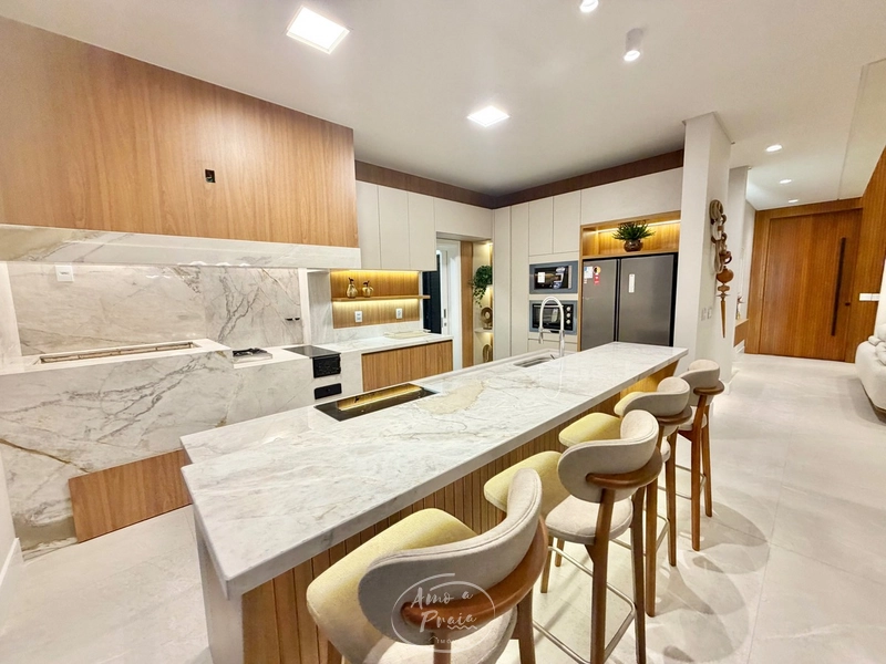 Casa Beira-Lago à Venda | 4 Suítes, 259m², Piscina e Vista Permanente: 4ª foto da galeria de imagens do imóvel