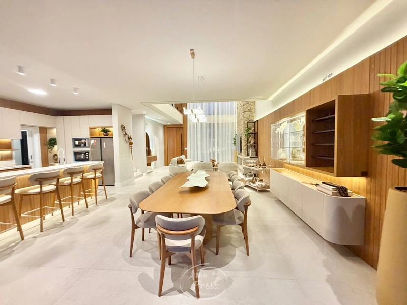 Casa Beira-Lago à Venda | 4 Suítes, 259m², Piscina e Vista Permanente: 11ª foto da galeria de imagens do imóvel