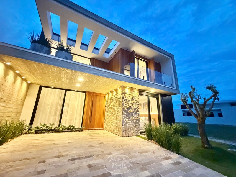 Casa Beira-Lago à Venda | 4 Suítes, 259m², Piscina e Vista Permanente: 7ª foto da galeria de imagens do imóvel
