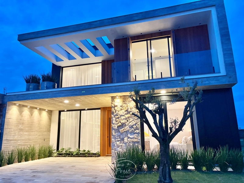 Casa Beira-Lago à Venda | 4 Suítes, 259m², Piscina e Vista Permanente: 8ª foto da galeria de imagens do imóvel