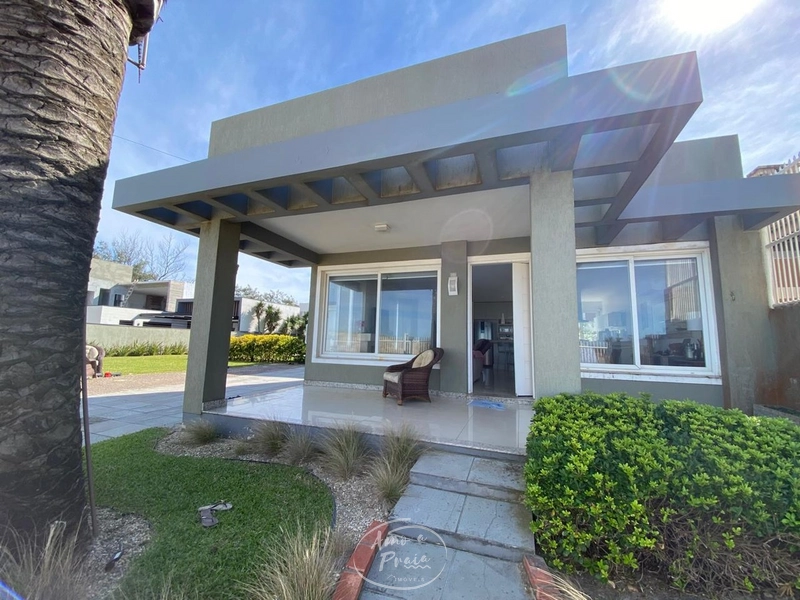 Casa à venda em Rainha do Mar com 4 suítes e piscina: 1ª foto da galeria de imagens do imóvel