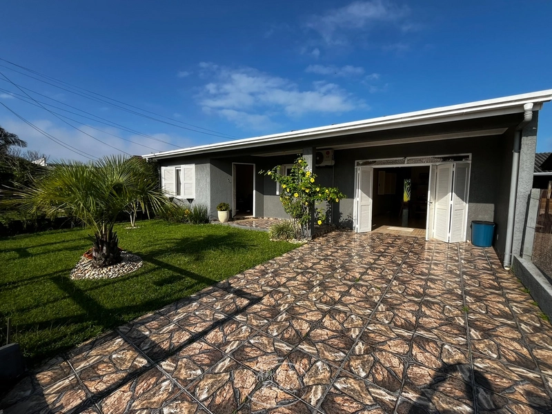 Casa com piscina e 3 dormitórios no litoral: 2ª foto da galeria de imagens do imóvel