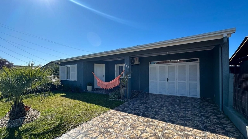 Casa com piscina e 3 dormitórios no litoral: 1ª foto da galeria de imagens do imóvel
