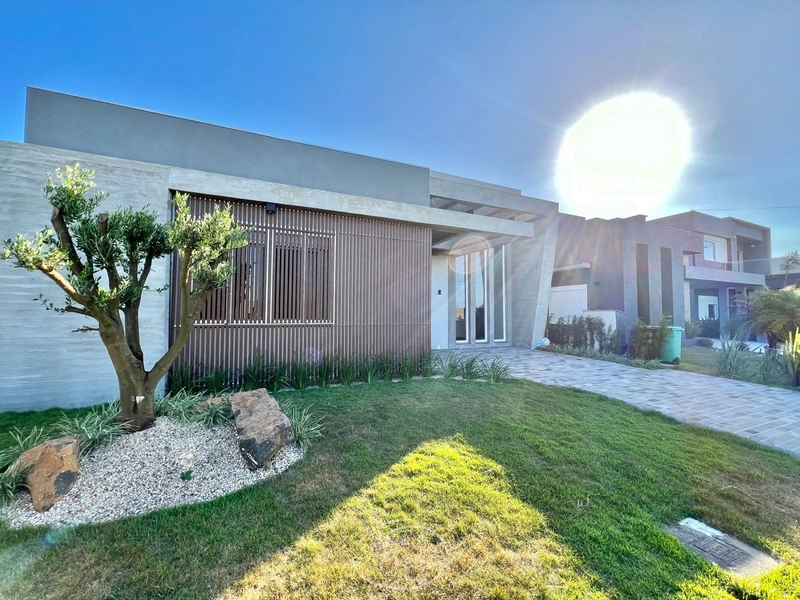 Casa nova com 4 suítes no Condomínio Riviera em Xangri-Lá: 1ª foto da galeria de imagens do imóvel