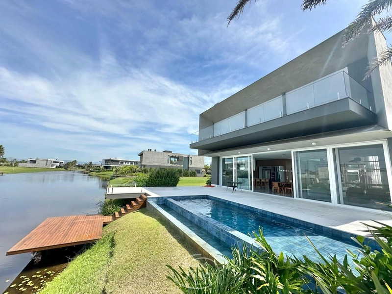 Casa beira lago no Condomínio Sense - 5 suítes |