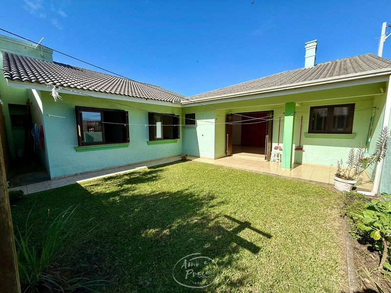Casa mobiliada com 3 dormitórios e amplo pátio