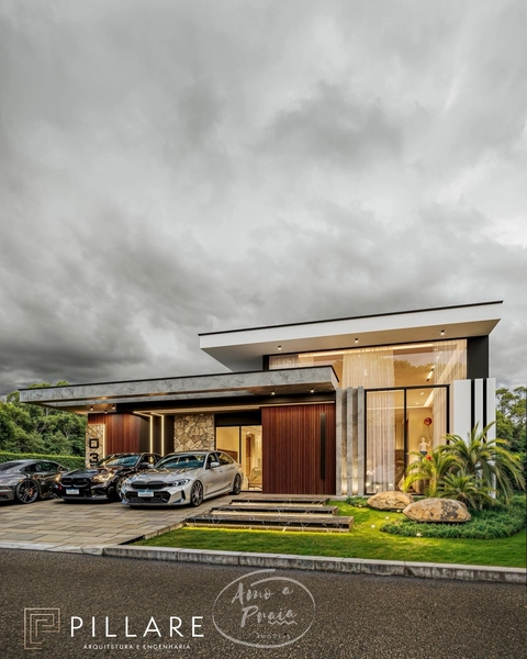 Casa contemporânea com 3 suítes e amplo terreno: 3ª foto da galeria de imagens do imóvel