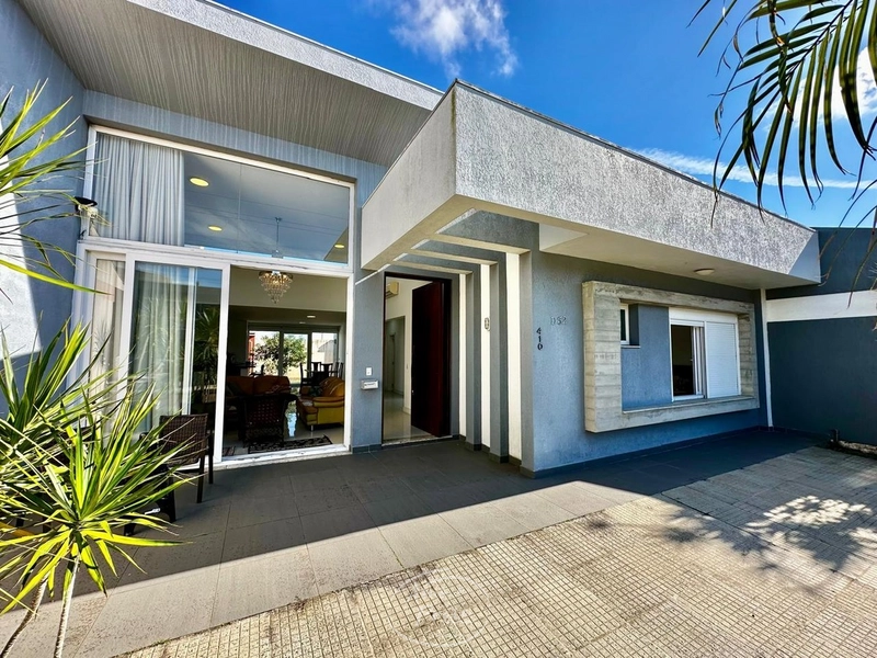 Casa com 3 suítes e living com pé-direito duplo no Condado de Capão