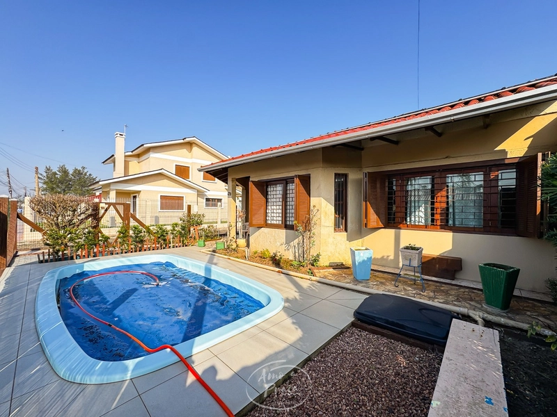 Casa à venda em Rainha do Mar com piscina e 3 dormitórios: 1ª foto da galeria de imagens do imóvel