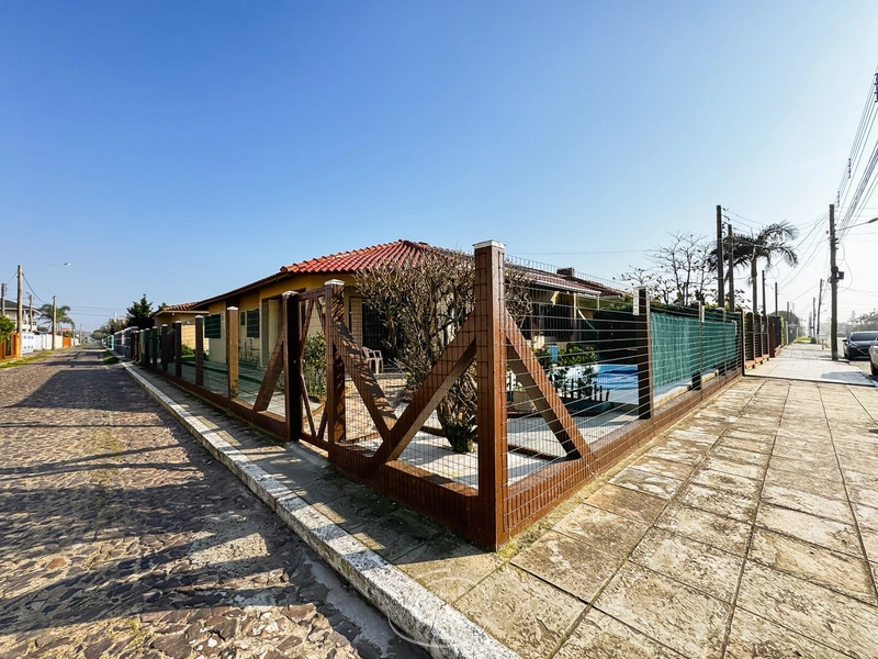 Casa à venda em Rainha do Mar com piscina e 3 dormitórios: 2ª foto da galeria de imagens do imóvel