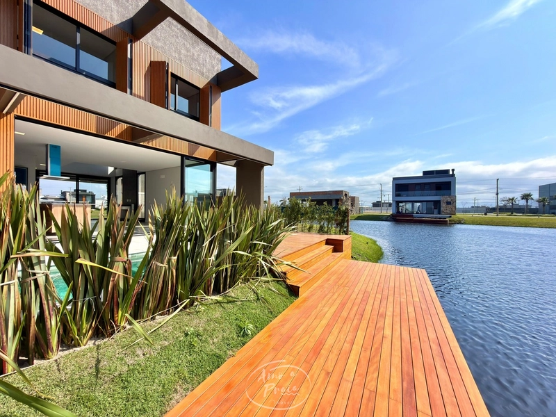 Casa beira-lago à venda no Zen com 4 suítes