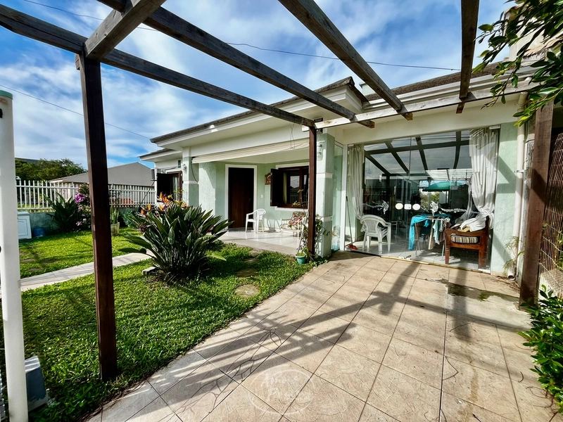 Casa com 3 Dormitórios e Amplo Pátio no Centro de Xangri-Lá: 1ª foto da galeria de imagens do imóvel