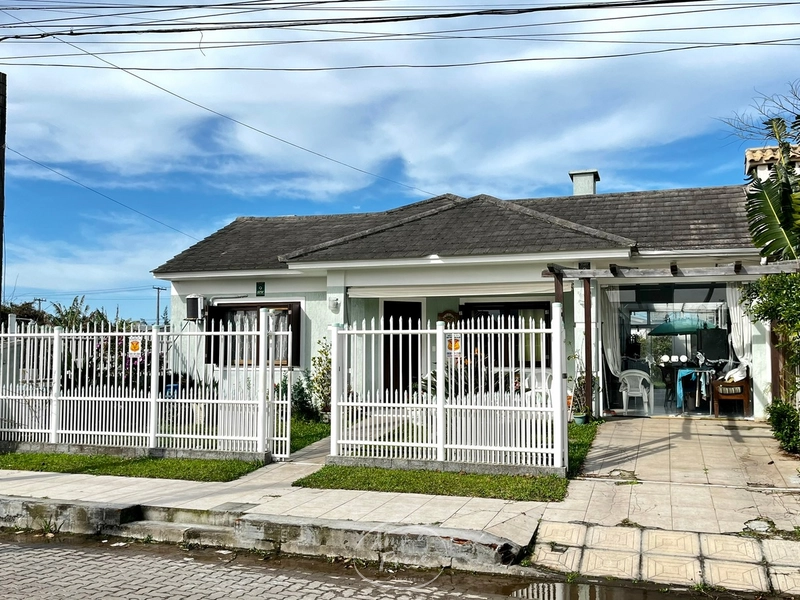 Casa com 3 Dormitórios e Amplo Pátio no Centro de Xangri-Lá: 2ª foto da galeria de imagens do imóvel