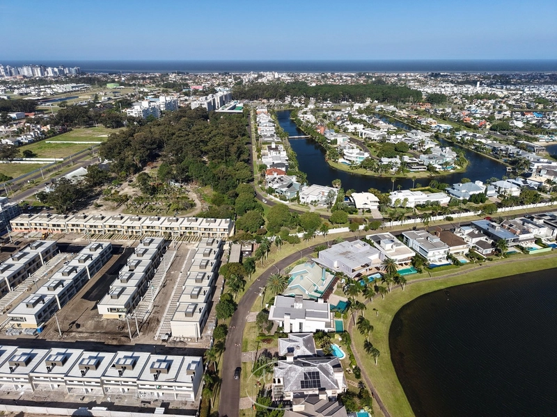 Casa Beira-Lago com 4 Suítes no Condomínio Bosques de Atlântida: 6ª foto da galeria de imagens do imóvel