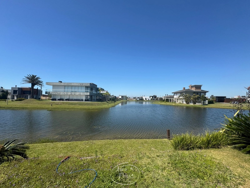 Casa Térrea Beira Lago com 3 Suítes no Condomínio Riviera: 15ª foto da galeria de imagens do imóvel
