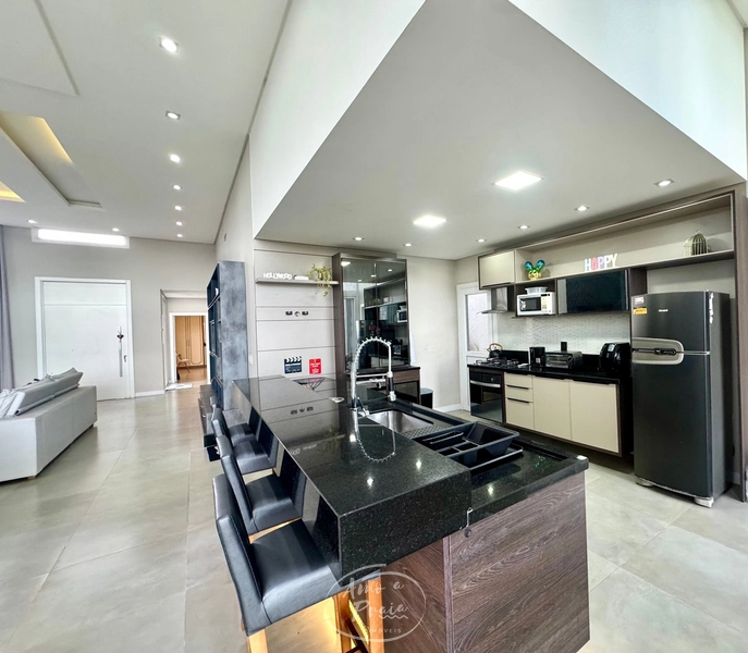 Casa Térrea Beira Lago com 3 Suítes no Condomínio Riviera: 4ª foto da galeria de imagens do imóvel