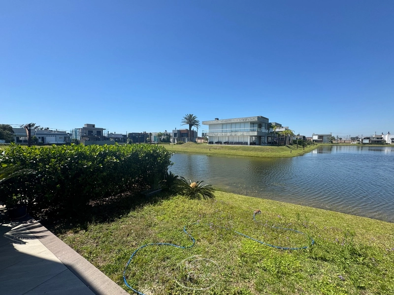 Casa Térrea Beira Lago com 3 Suítes no Condomínio Riviera: 14ª foto da galeria de imagens do imóvel