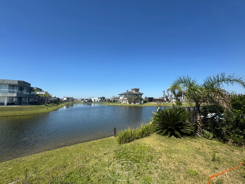 Casa Térrea Beira Lago com 3 Suítes no Condomínio Riviera: 22ª foto da galeria de imagens do imóvel