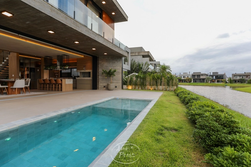 Casa Beira-Lago com 5 Suítes no Condomínio Capão Ilhas