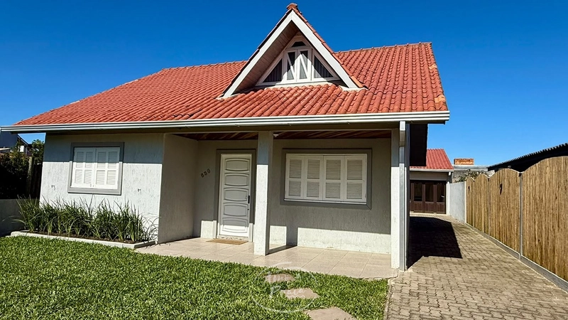 Casa com 4 Dormitórios e Piscina em Rainha do Mar: 2ª foto da galeria de imagens do imóvel