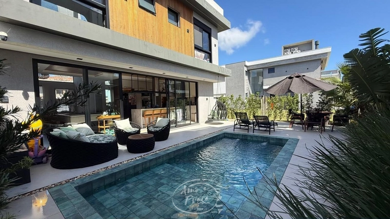 Casa mobiliada no Condomínio Sunset com 4 suítes e piscina aquecida
