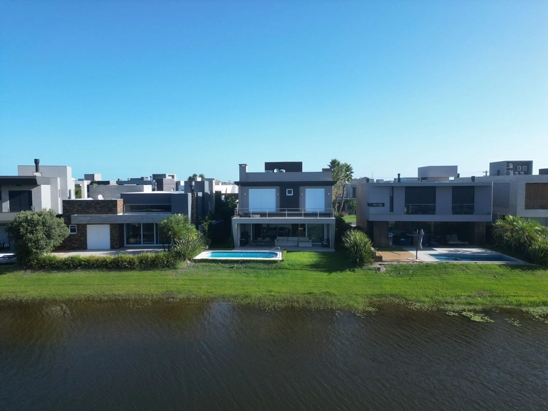 SOBRADO BEIRA LAGO NO ENSEADA: 36ª foto da galeria de imagens do imóvel