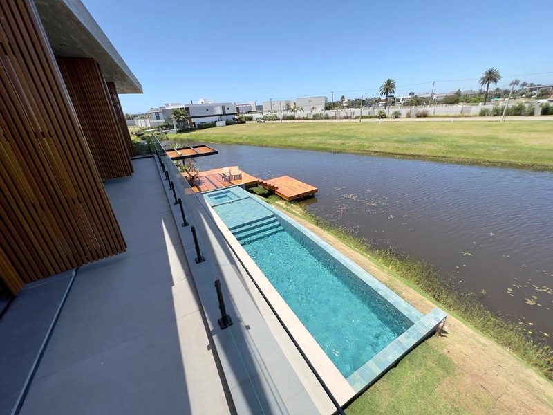 MANSÃO A BEIRA LAGO NO CONDOMÍNIO SENSE: 33ª foto da galeria de imagens do imóvel