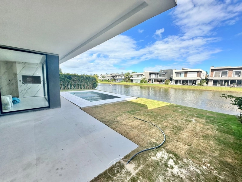 Sobrado mobiliado com 5 suítes e fundos para o lago no Enseada: 4ª foto da galeria de imagens do imóvel