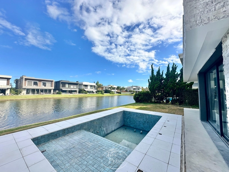 Sobrado mobiliado com 5 suítes e fundos para o lago no Enseada: 3ª foto da galeria de imagens do imóvel
