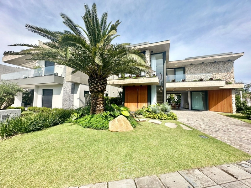 Casa à Venda em Xangri-Lá | 244m², 4 Suítes, Paisagismo