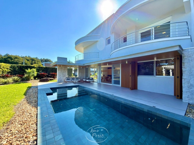 Casa à Venda em Xangri-Lá com 5 Suítes e 509 m² Privativos