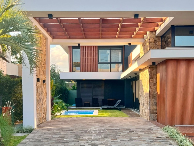Casa à Venda em Condomínio Fechado | 4 Suítes, Mobiliada e 230m²: 2ª foto da galeria de imagens do imóvel