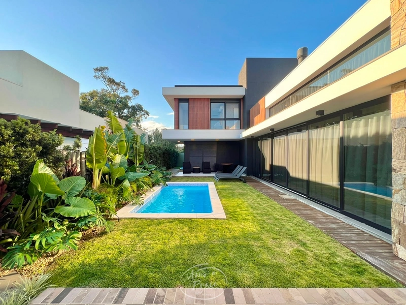 Casa à Venda em Condomínio Fechado | 4 Suítes, Mobiliada e 230m²: 7ª foto da galeria de imagens do imóvel