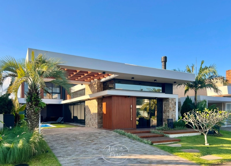 Casa à Venda em Condomínio Fechado | 4 Suítes, Mobiliada e 230m²